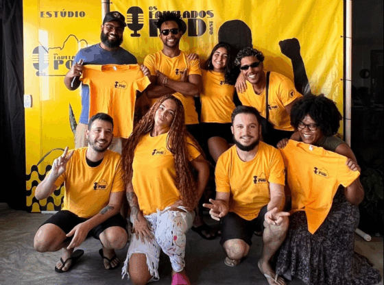 Part of the slums podcast Team, from left to right: Rafael Magalhães, Manu Damata, Fabrício Oliveira, Tom Macaveli, Thaís Dutra, Saulo Paulino, and Fábricia Miranda. Photo: Saulo Paulino
